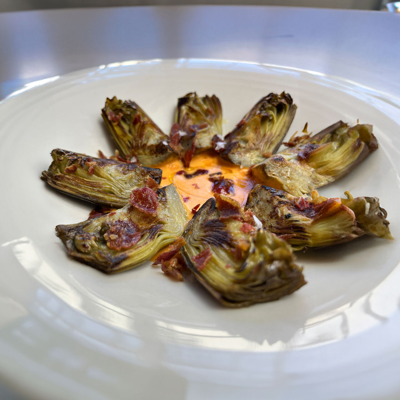 - ALCACHOFAS CONFITADAS CON CREMOSOS DE SALMOREJO -