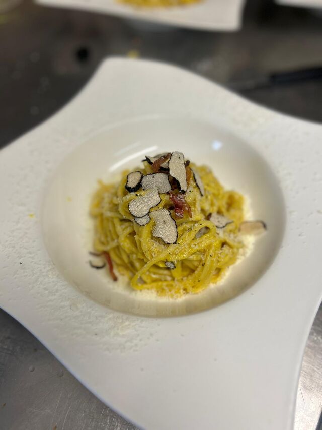 Spaghetti alla carbonara con tartufo nero