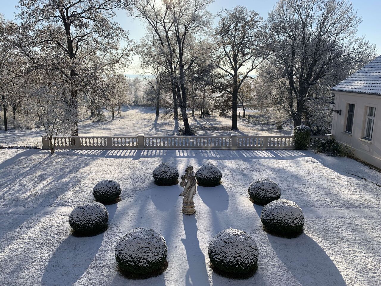 Blick vom südlichen Balkon über die Gartenbalustrade in den Park