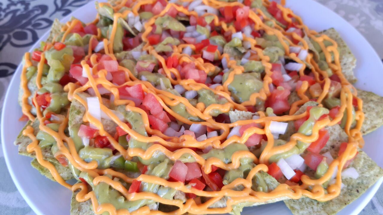 NACHOS mexicanos, picantes o suaves. Con salsa guacamole, salsa cheddar, salsa agria y pico de gallo, para chuparte los dedo