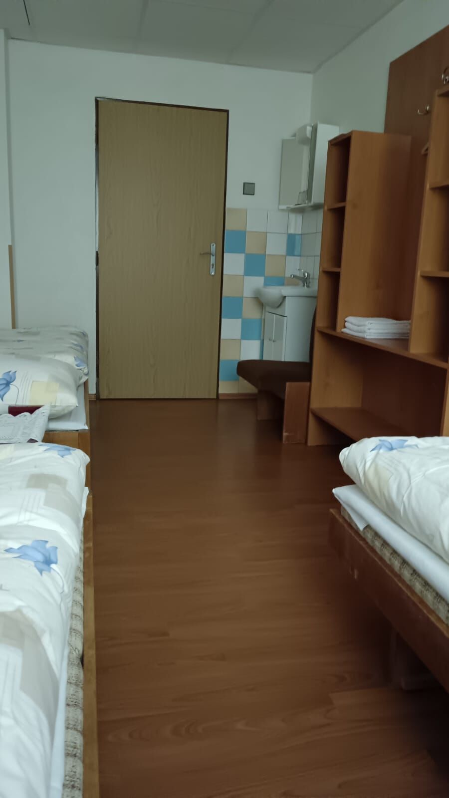 třílůžkový pokoj s umyvadlem