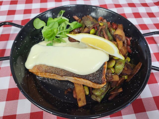 Lazac, grill zöldséggel, vajmártással