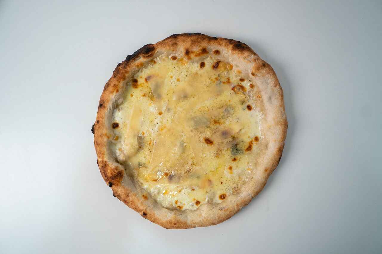 PIZZA BIANCA E QUATRO FORMANGGI.

