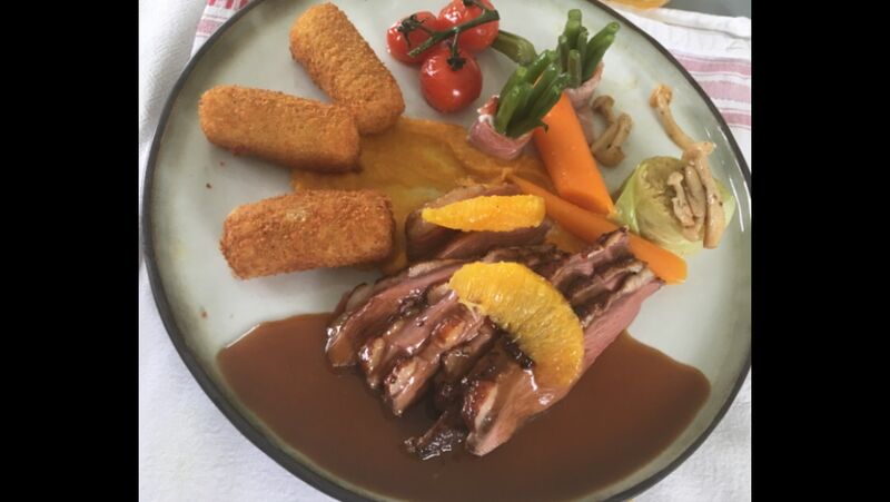 Hoofdgerecht/Eendenborstfilet met bigaradesaus,warme groenten en kroketten