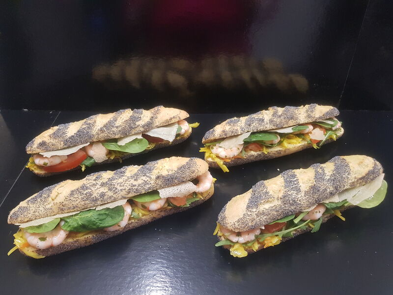 Sandwich fraîcheur Pain au maïs Gambas Choux chinois Roquette Feuilles de brique Pousse d'épinards