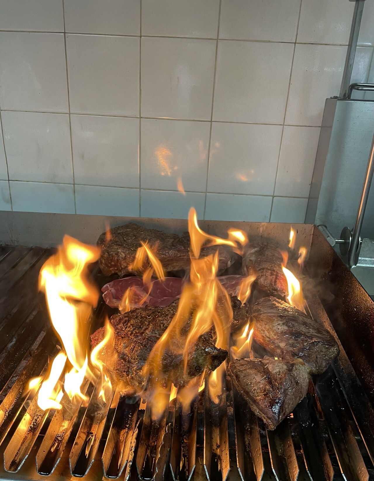 Viande cuite à la flamme