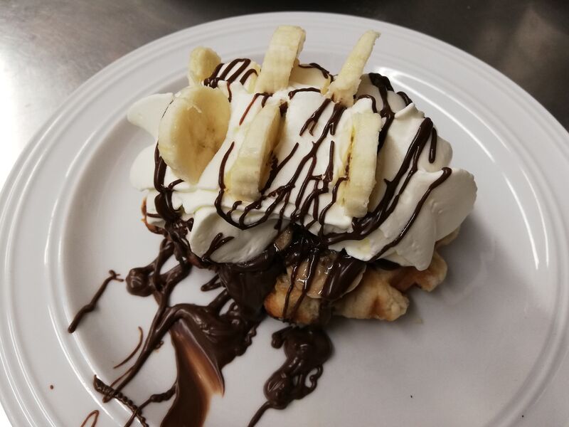 Gepimpte suikerwafel met slagroom en banaan, afgewerkt met choco.
Ook 