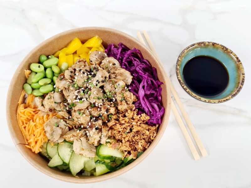 Poke bowl Poulet : base riz ou quinoa, edamame, mangue, concombre, choux rouge, carotte, oignons frits
12,90 euros