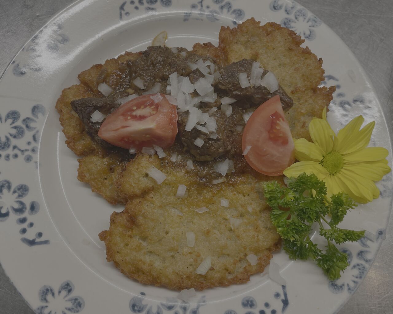 Chrupiące placki kartoflane z gulaszem praskim