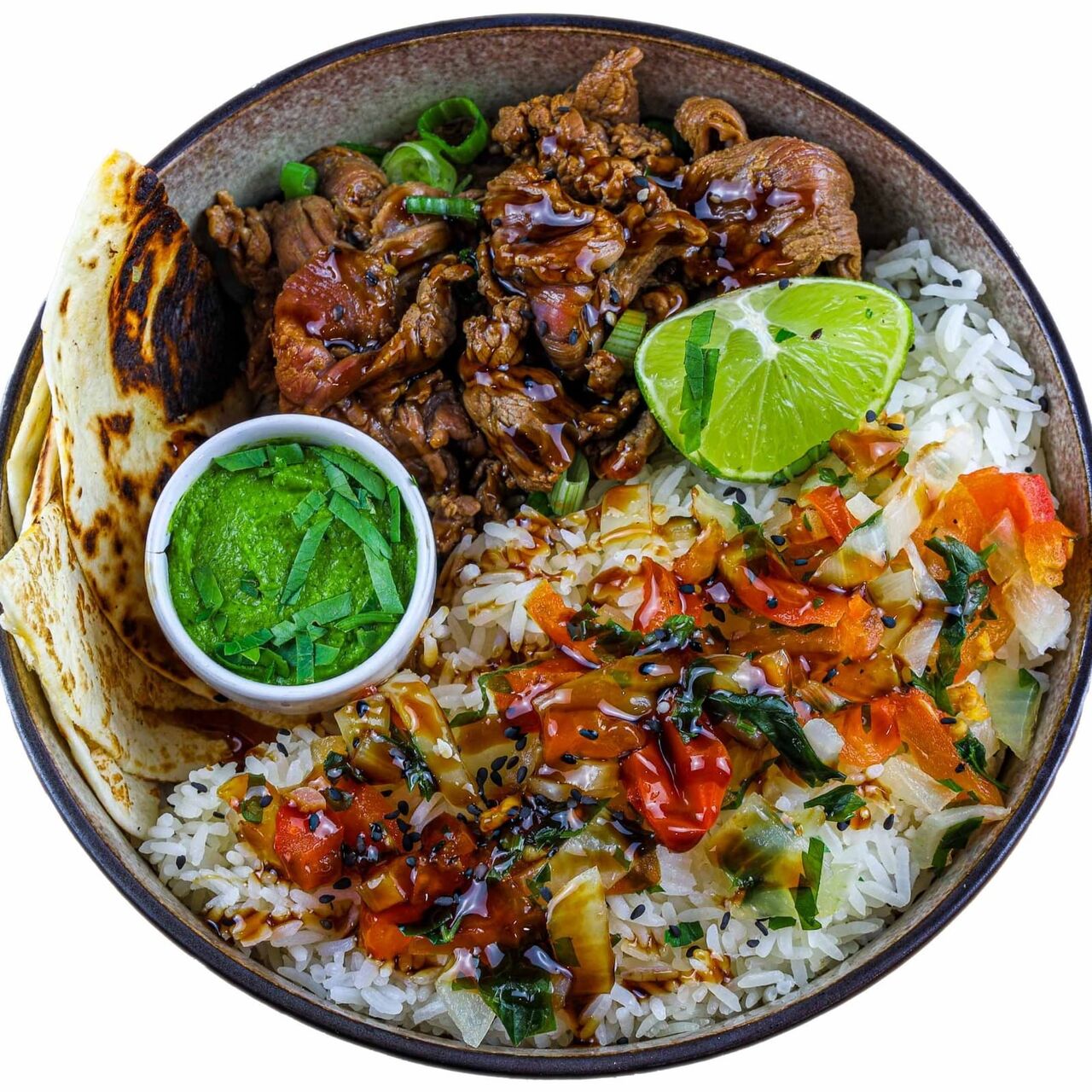 Boeuf mariné façon coréen, riz, sauce verte, frites, salade