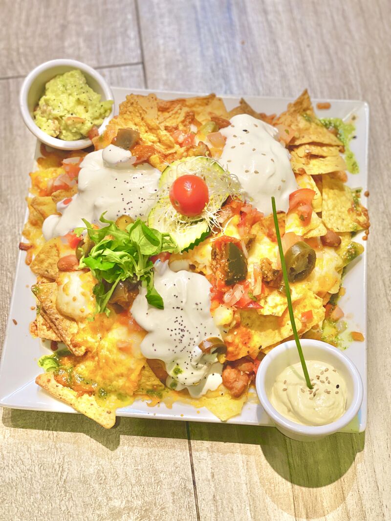 Nachos gratinados con mix de quesos y más…