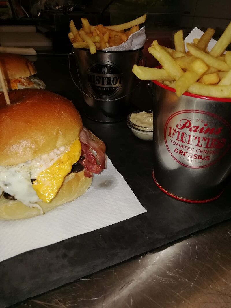 Hambúrguer de Frango em pão de brioche com ovo