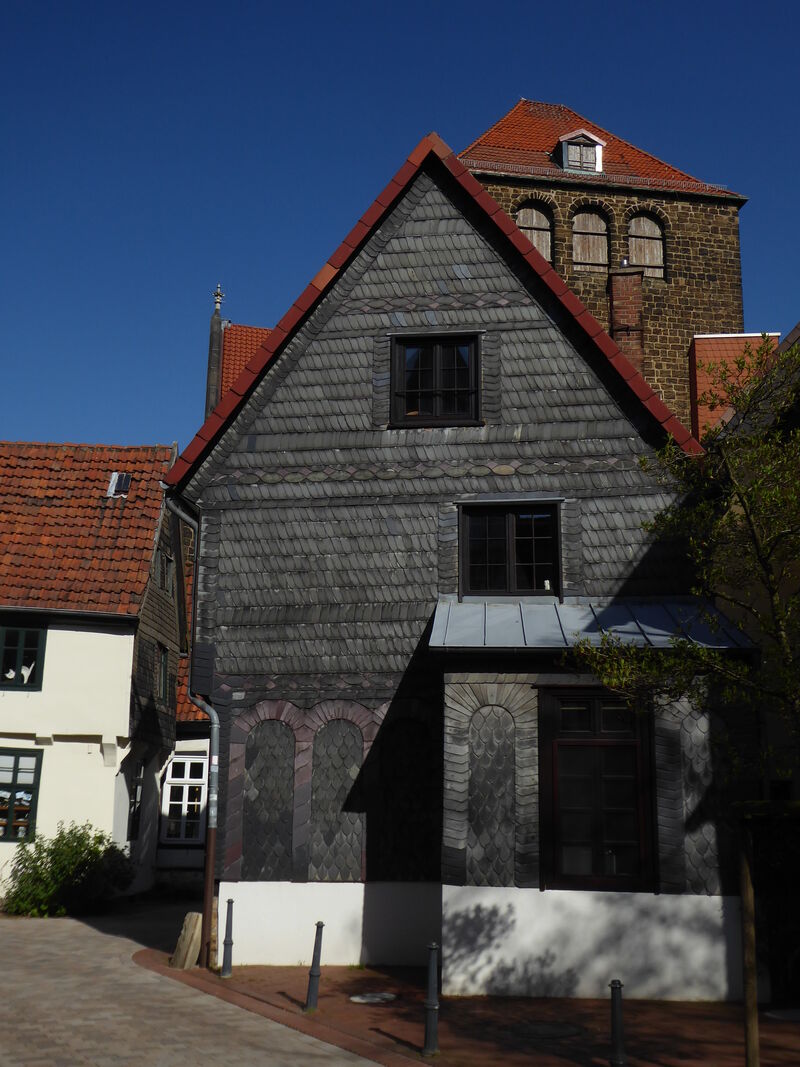 seitliche Hausansicht mit Martini-Kirchturm