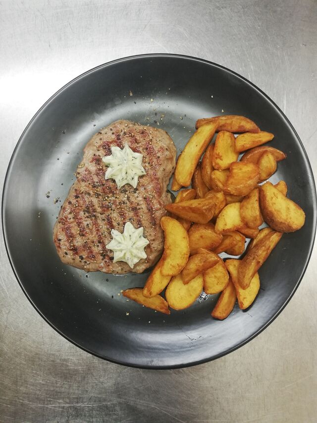 Zartes Argentinisches Rumpsteak 300g mit Texaspfeffer & Hausgemachter Kräuterbutter
dazu Kartoffelspalten