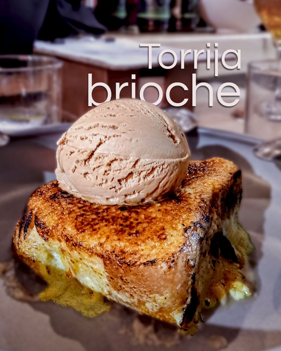 Torrija brioche caramelizada con helado salato