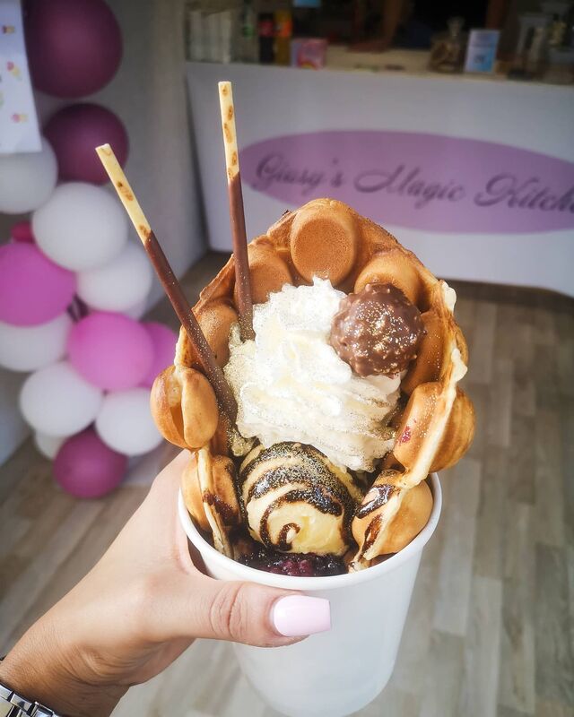 Bubble Waffle Classic
Eine knusprige Bubble Waffle gefüllt mit einer Frucht Sorte, einer Eis Sorte, zwei Toppings, Sahne, Soße 