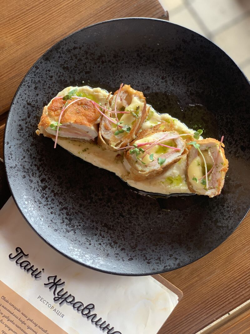 Страва від шефа: курчячий шніцель з соусом бешамель.