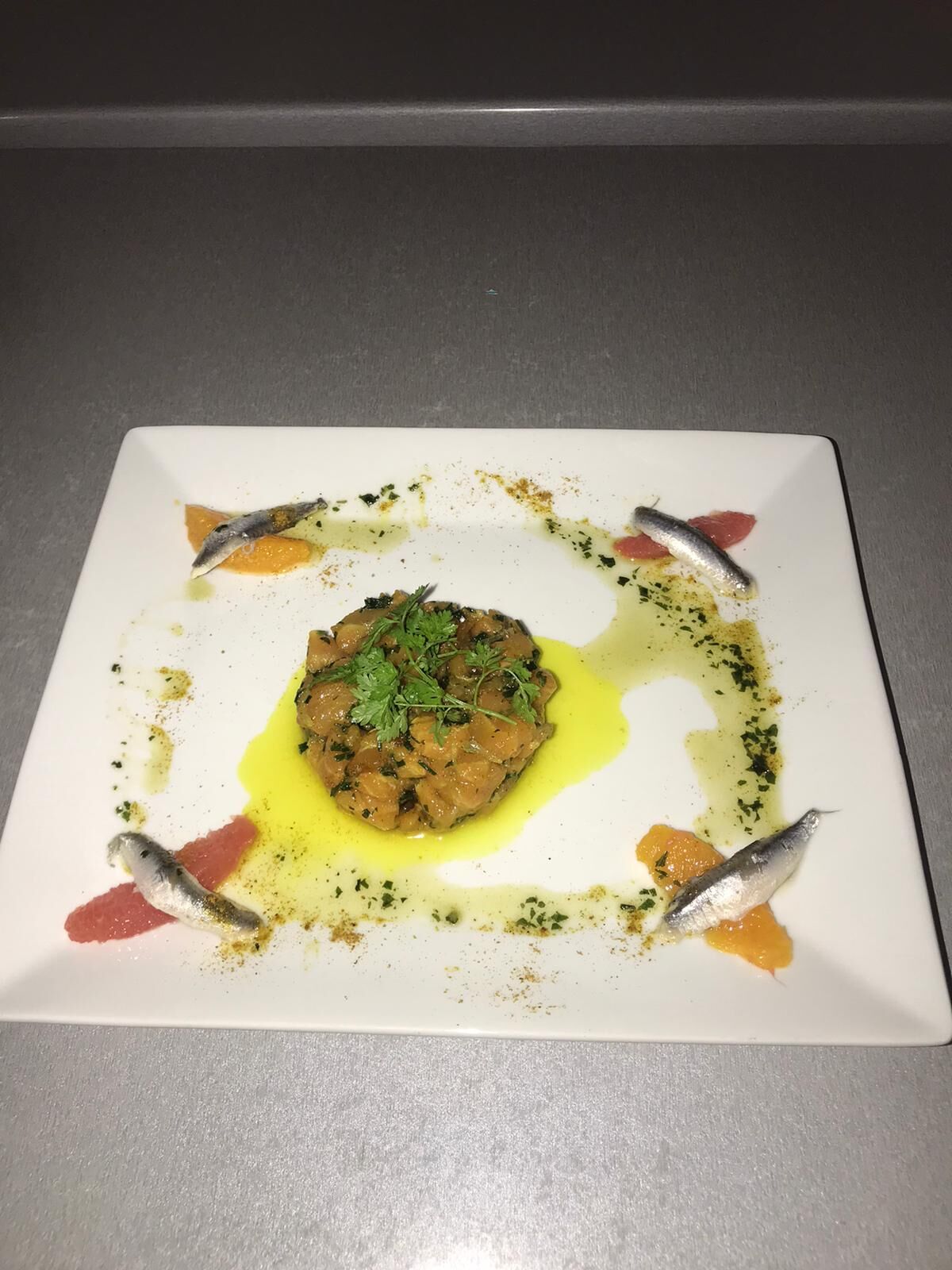 Tartare de saumon avec ses anchois de Collioure