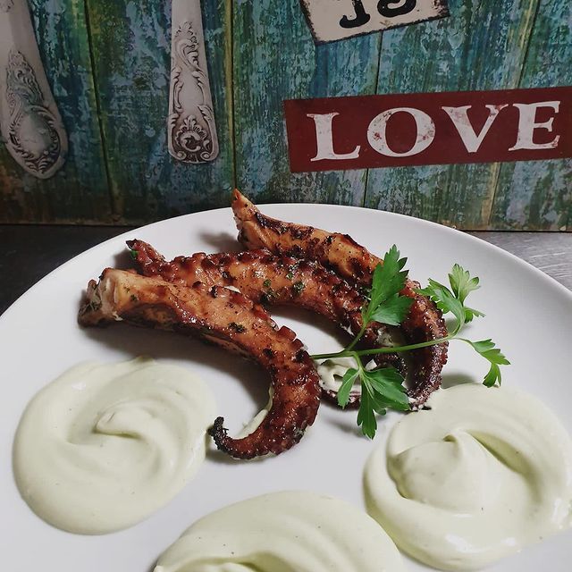 Pulpo a la Brasa +guarnición. Para fiestas Navideñas. Tomamos pedidos apartir del 15 de Noviembre. 