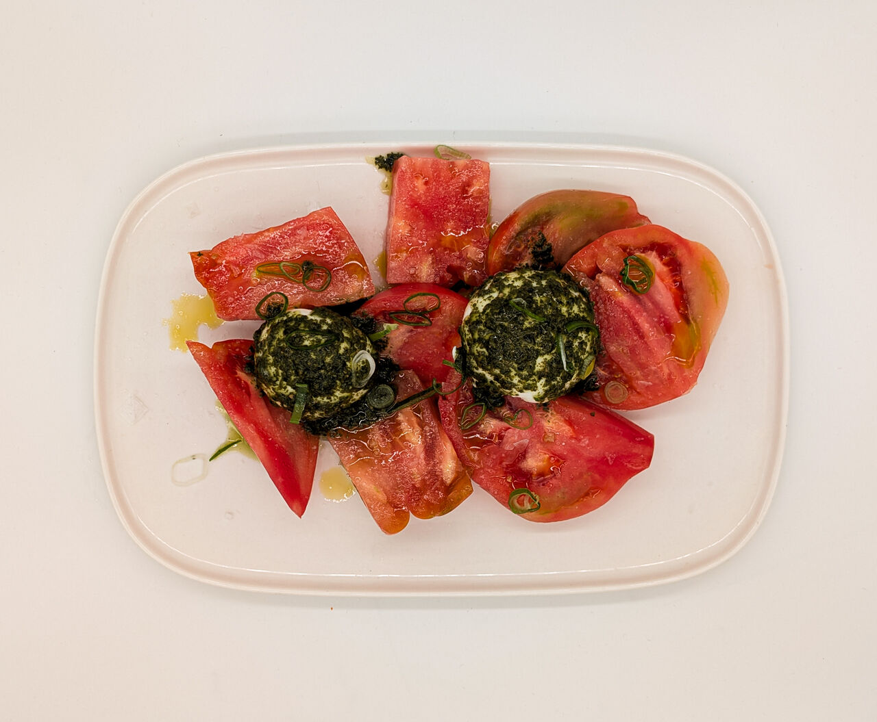 Tomate huevo de toro con queso burrata y pesto