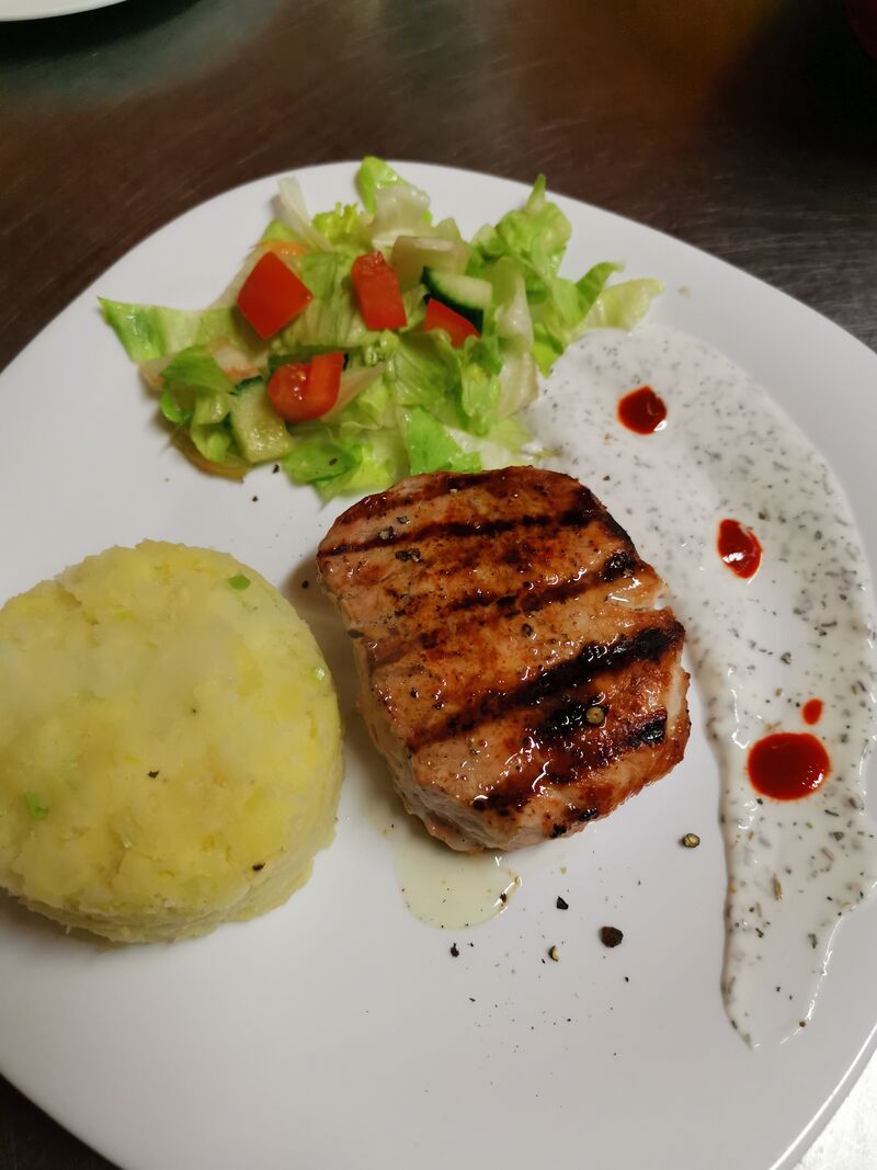 Pirátská kotleta s šťouchaným bramborem