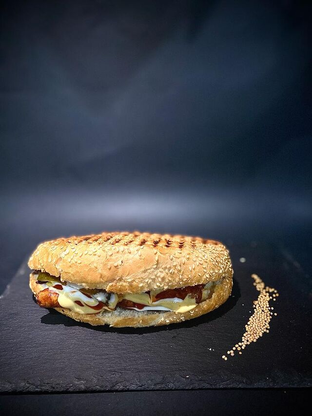 Sandwich carnaciori, 14 lei