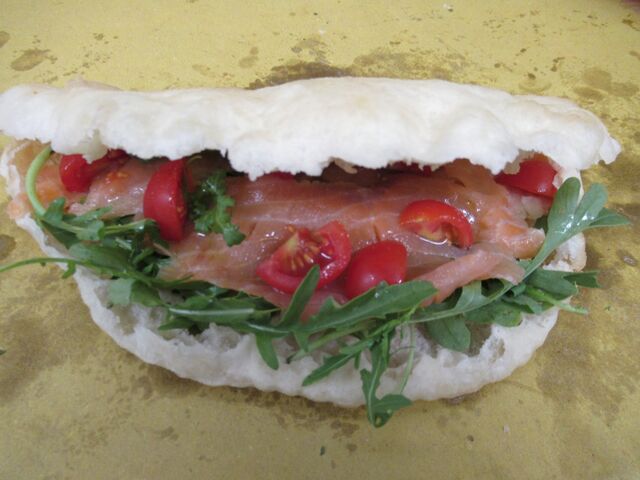 PANZEROTTO SALMONE FRESCO,RUCOLA E PACHINO