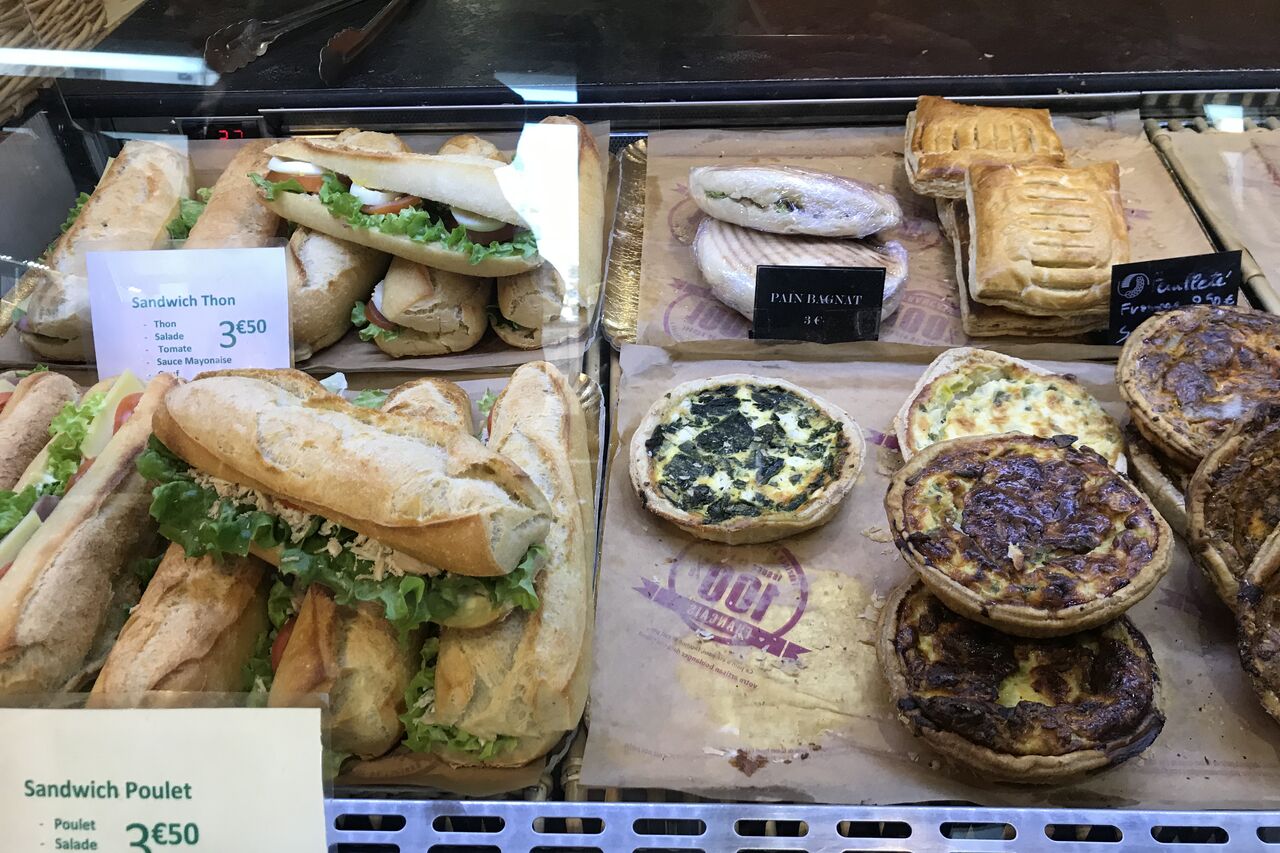 On vous propose des sandwichs au poulet ou au saumon