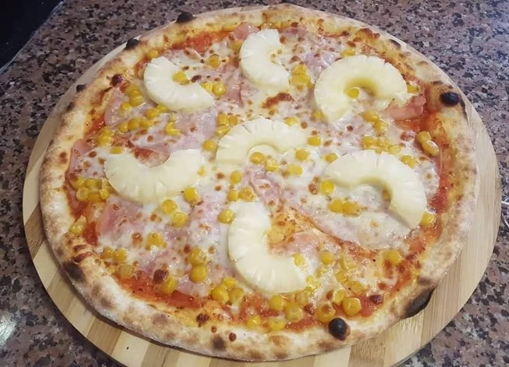 Pizza Hawaii – O vacanță tropicală în fiecare felie! 🌴🍍🍕