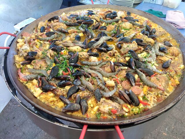 Pour des journées festives, vos repas de familles, on vous propose des
repas à thèmes avec ou sans service : Paëlla, couscous..