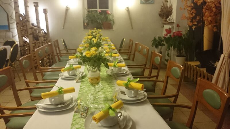 Gedeckter Tisch ( Wunsch des Gastes - vom Dekorateuer gemacht)