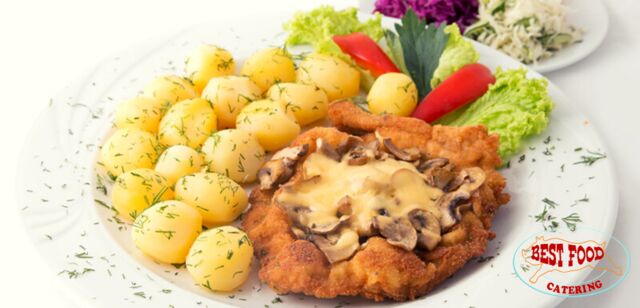 Kotlet Kowal
Schab z pieczarką i żółtym serem oraz ziemniakami z wody i bukietem surówek. 