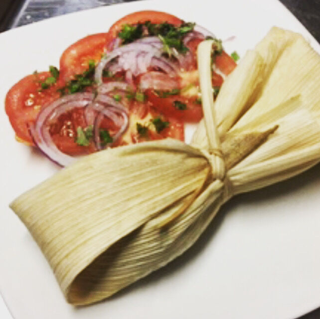 Humita en hoja con ensalada chilena