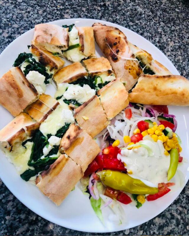 Mit Hackfleisch belegt sind sie eher klassisch, aber auch mit Gemüse und Käse belegt, schmecken die Pide einfach nur köstlich.