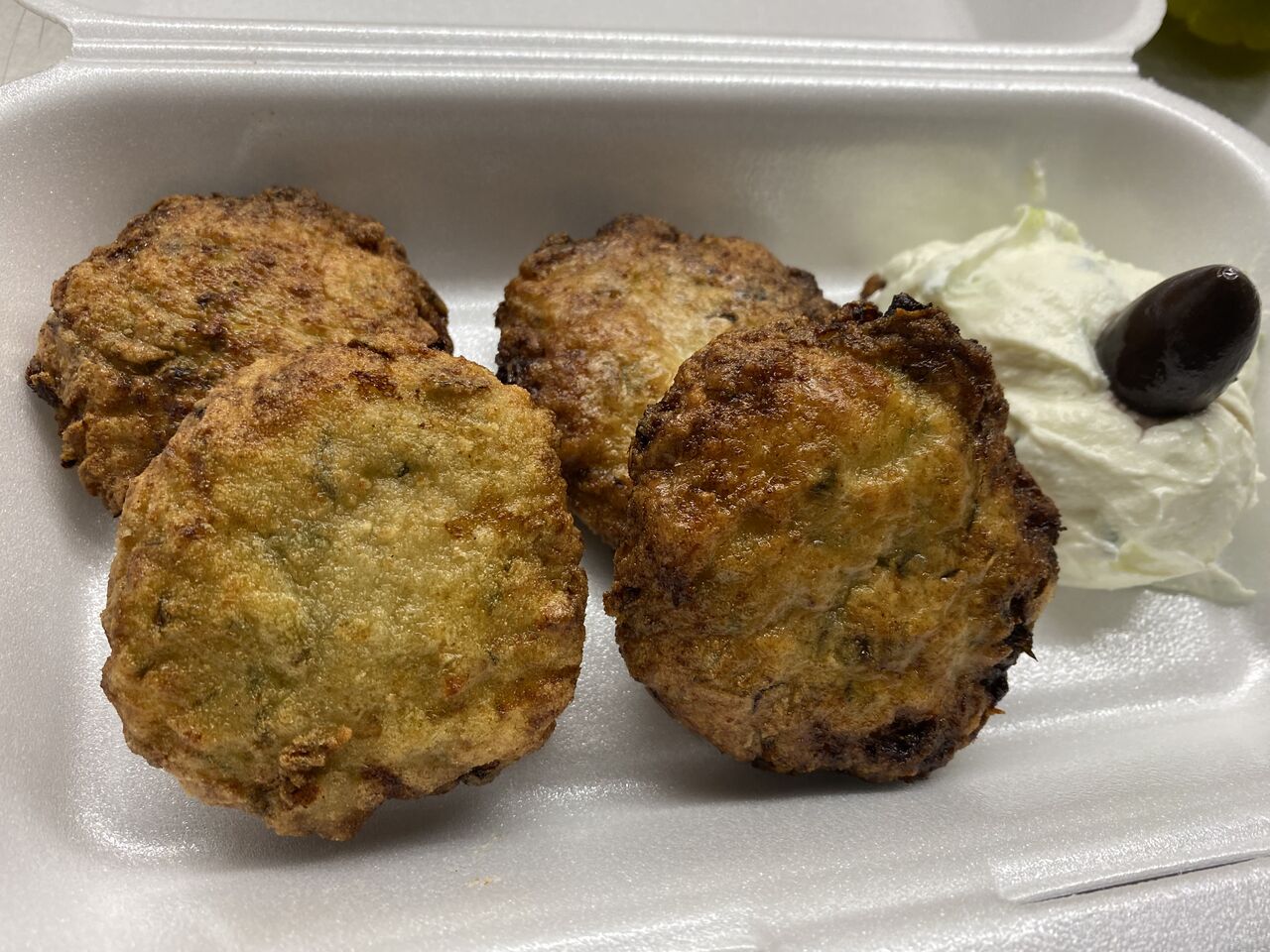 Zucchinifrikadellen mit Zaziki