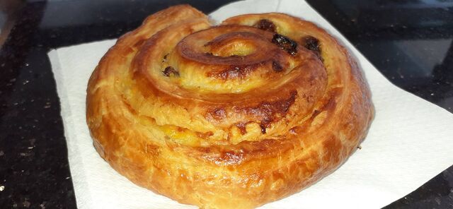 Pain aux raisins dorés à point