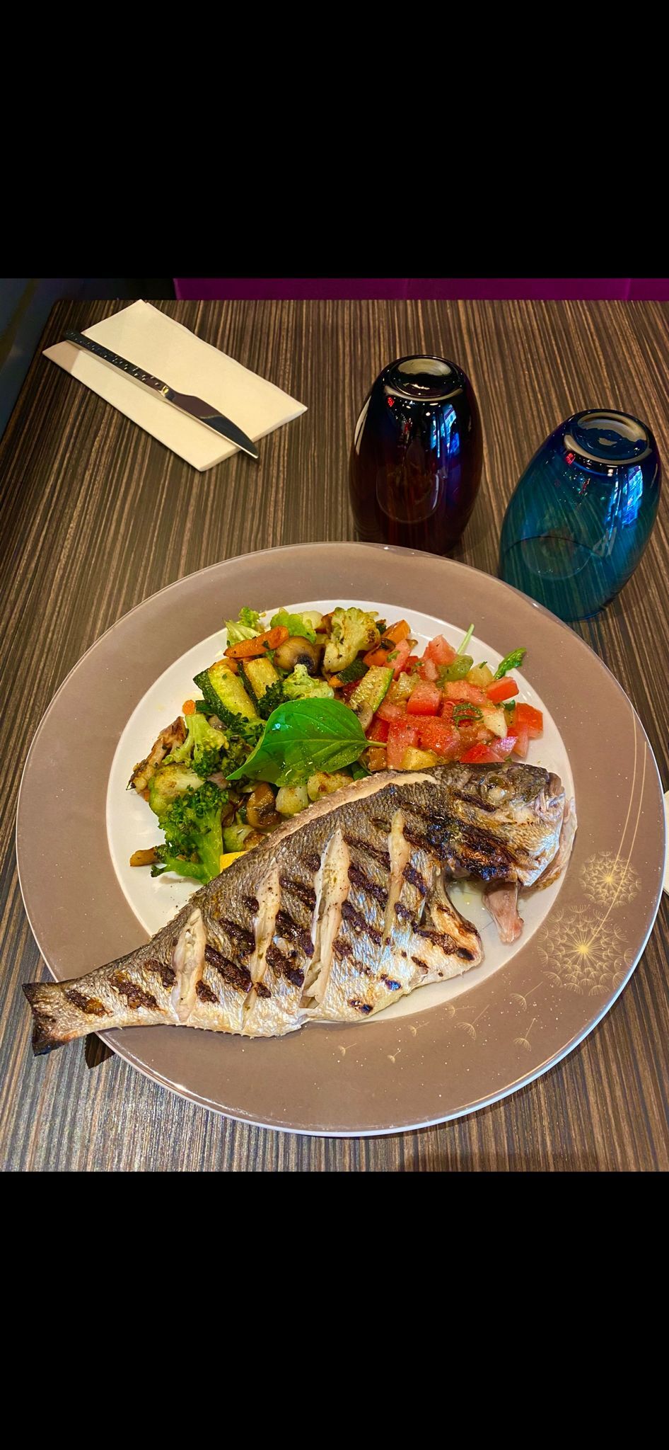 Daurade royale à la plancha garnie aux légumes de saison