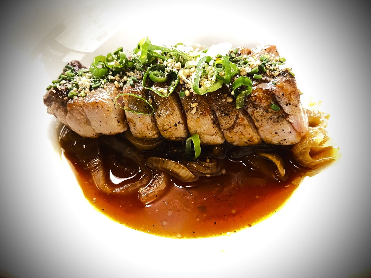 Encebollado de ventresca de atún con salsa oriental 