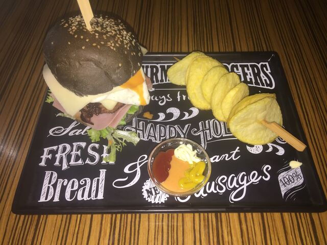 Hamburguer XL ( hamburguer de picanha 170 gr. queijo , fiambre, bacon, chouriçao, alface e tomate , acompanha batata frita)