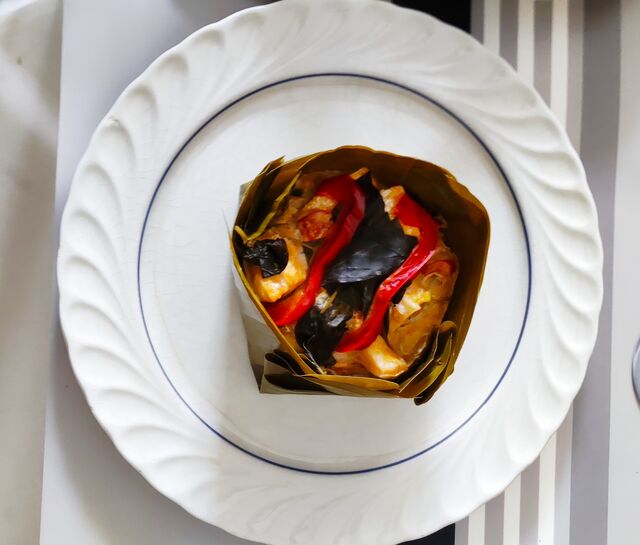 Mok pa dans panier en feuilles de bananier