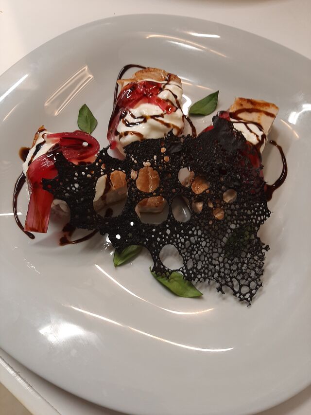 Tonno rosso scottato con burrata, cipolla caramellata e riduzione al vino rosso
