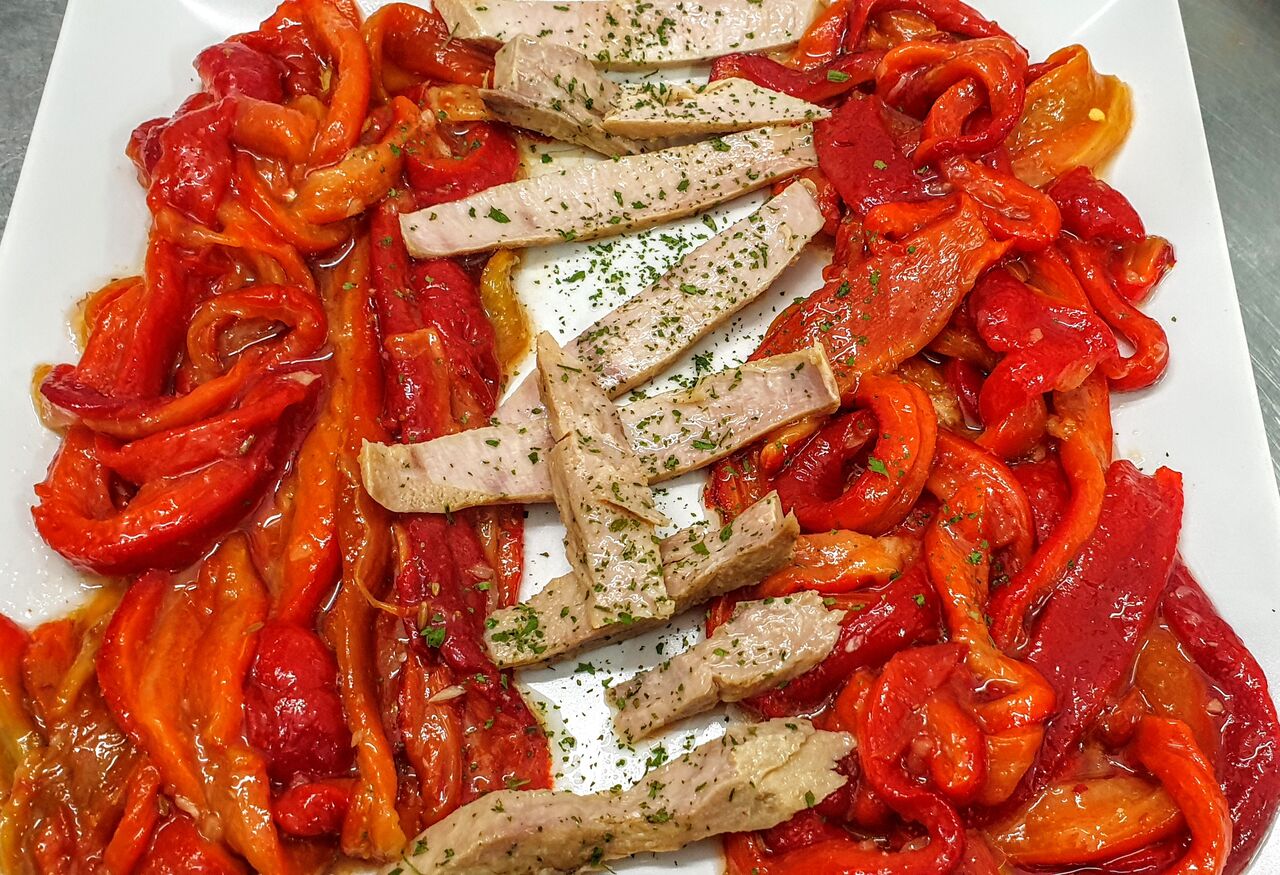 Ensalada de pimientos rojos asados con ventrasca con nuestro aliño tradicional 