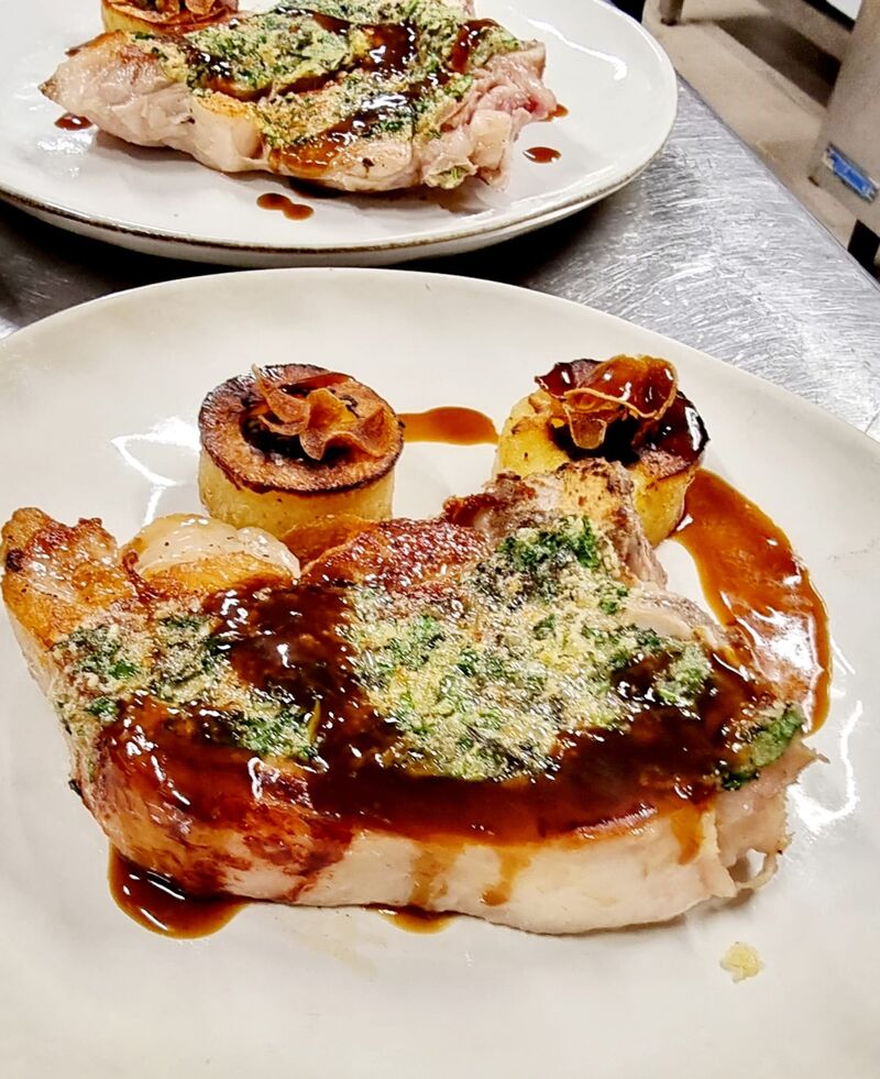 -LE VEAU Côte de veau environ 400g, croute d’herbe, pomme de terre fondante et escargots