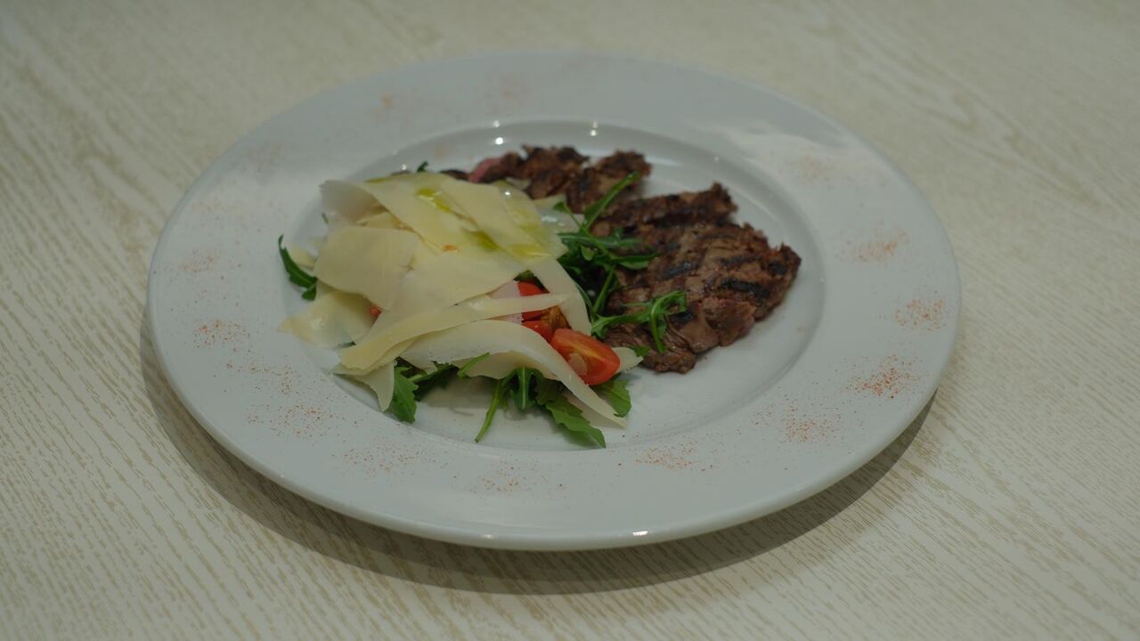 Tagliata di manzo con rucola, grana e pomodorini