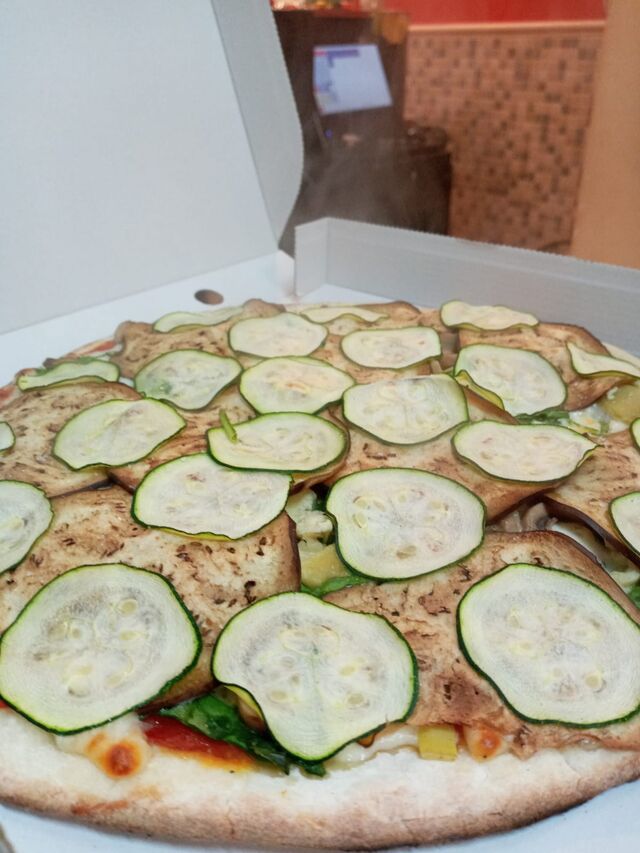 Vegetariana - Tomate, mozzarella, espinacas, champiñón, alcachofas, calabacín, rúcula