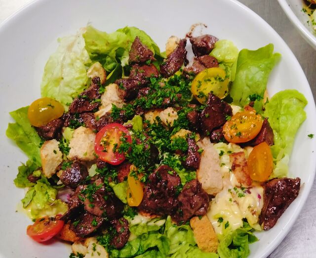 Grande salade de foies de volailles