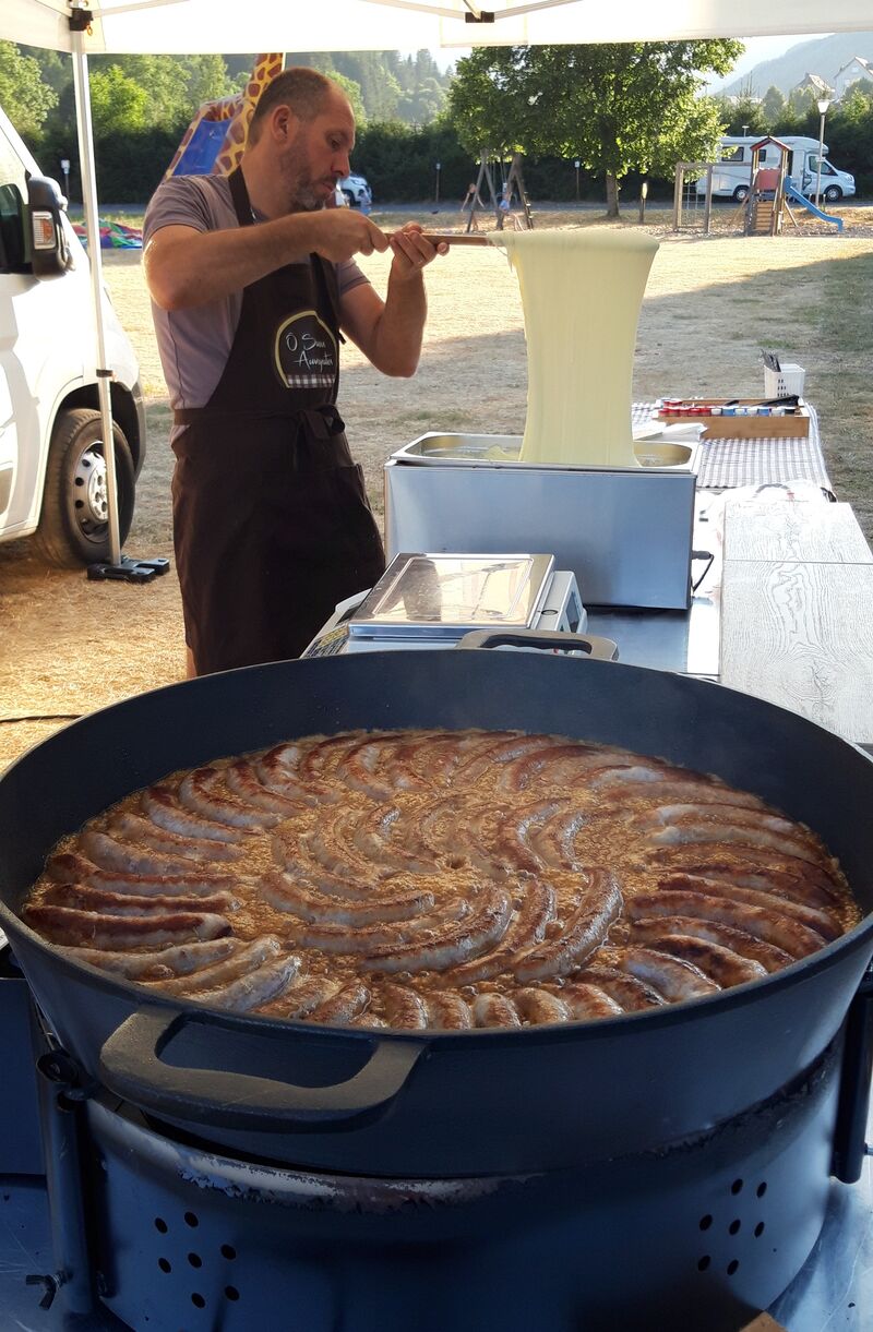 Saucisses grillées et aligot, purée de pommes de terre étirée avec de la tome fraîche