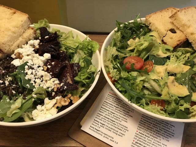 Wechselnde Salate und Bowls