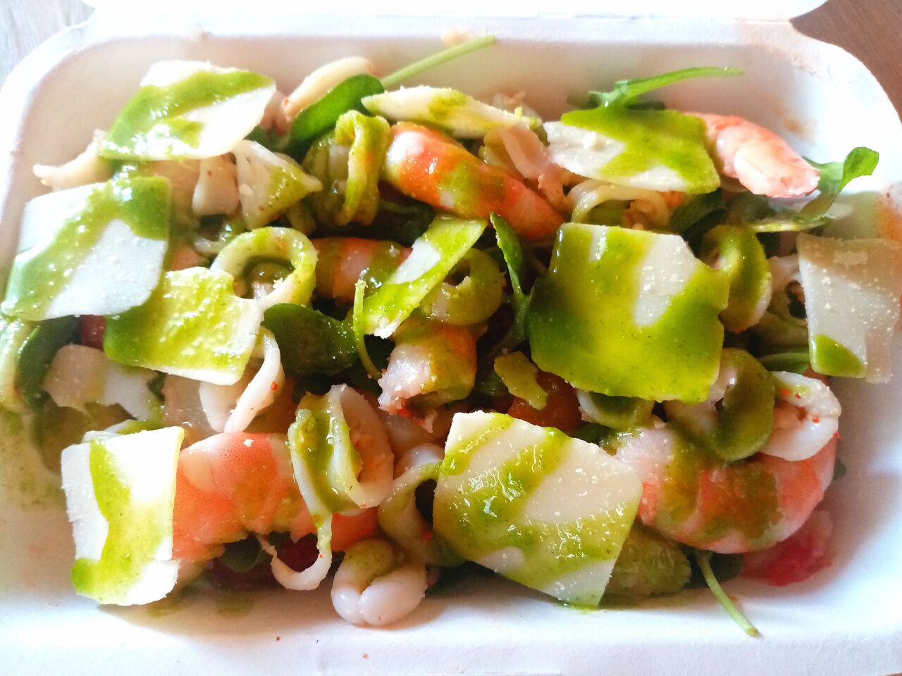 Salade froide de PDT,tomates cerises, poivrons,roquettes,copeaux de parmesan,crevettes,calamars,pistou de roquette