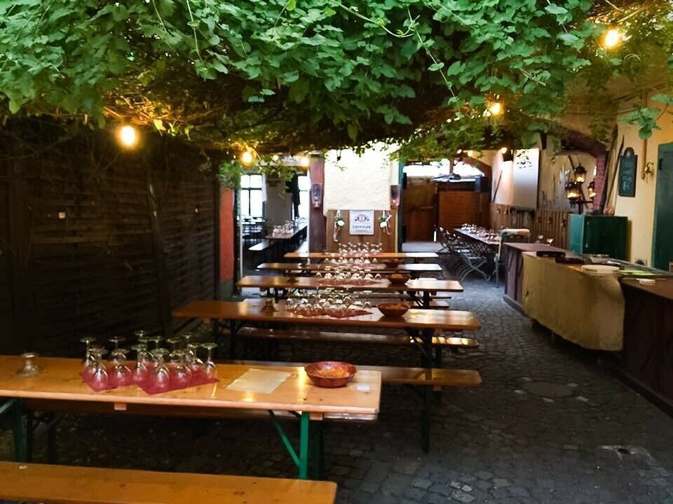 Biergarten mit natürlicher Überdachung 